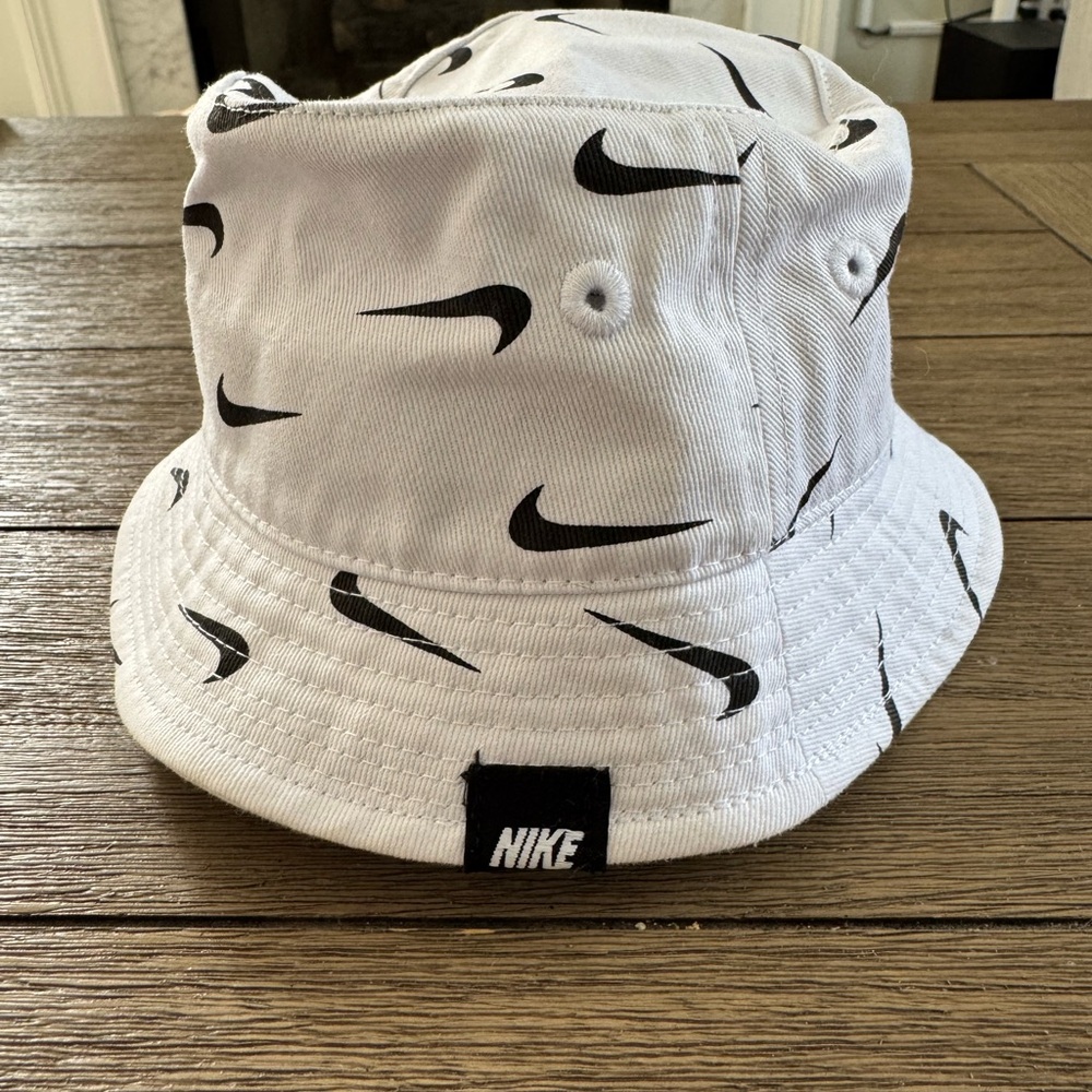 NWOT Nike kids infant White and Black Bucket Hat with Swoosh Pattern